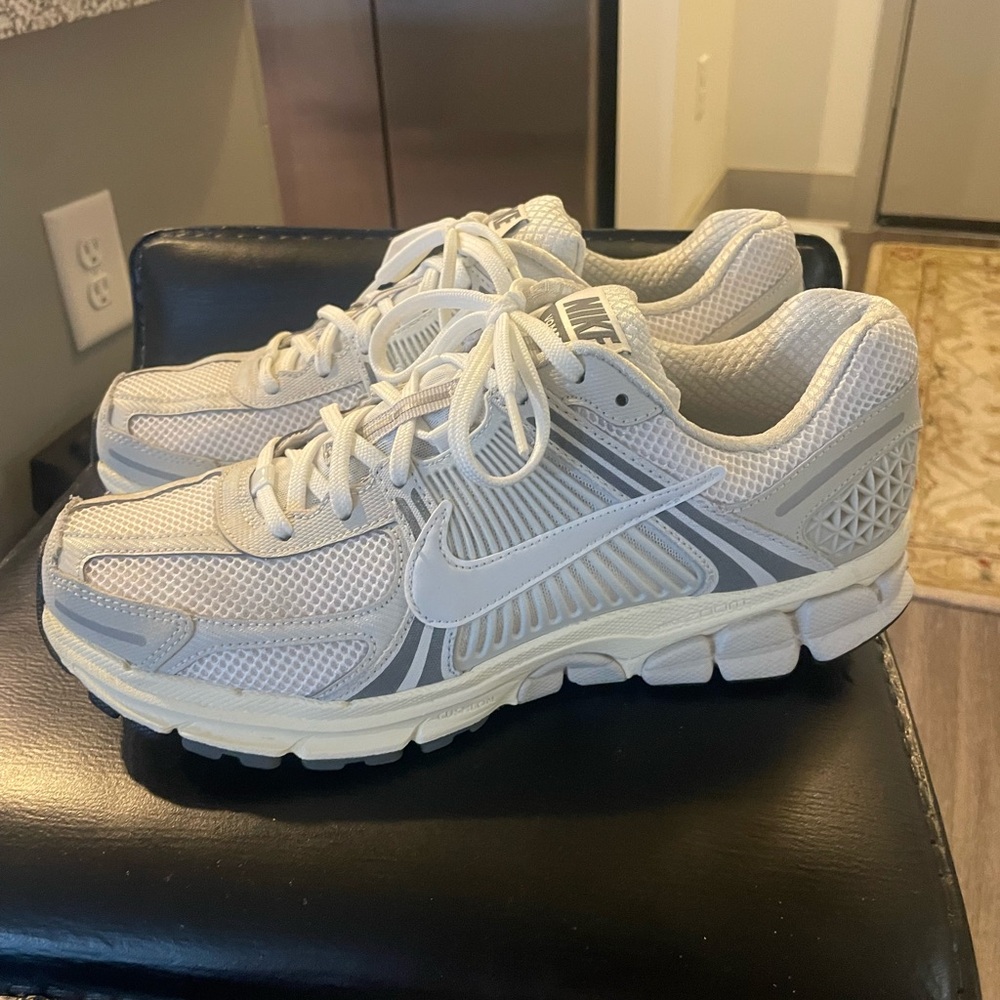Nike Zoom Vomero 5 Men's Shoes. Size 10.5.